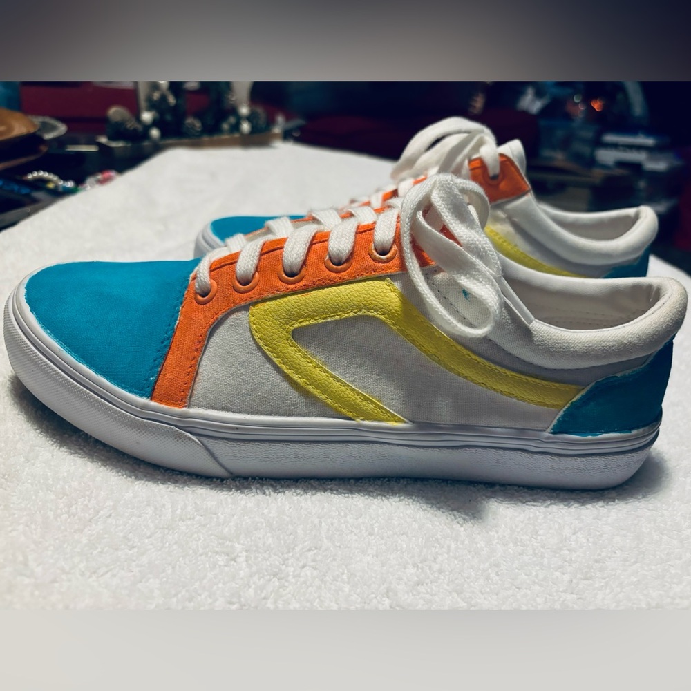 Almost Brand New - TIME & TRUE  Unisex Colorful Casual Sneakers, Size 9 - box 1